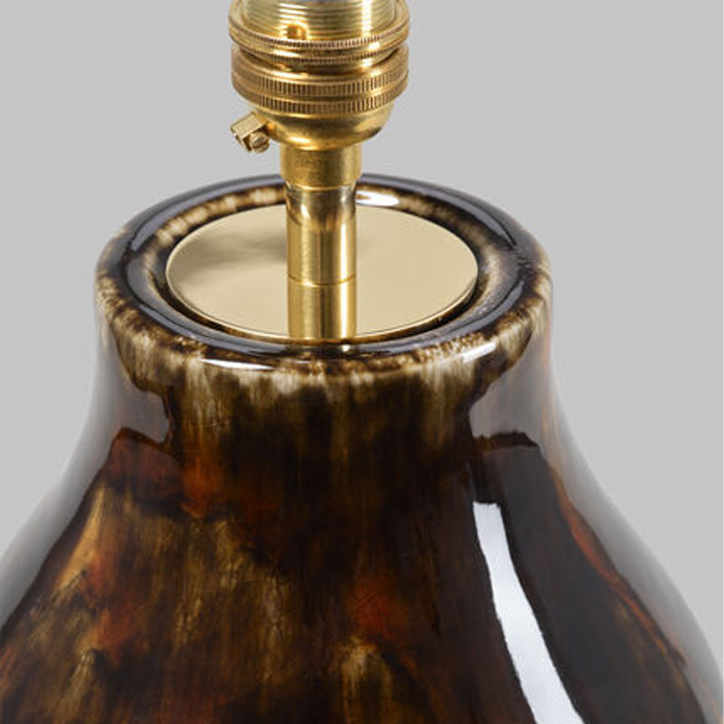 Avebury bordlampe med tortoise fot med lys linskjerm fra Vaughan design