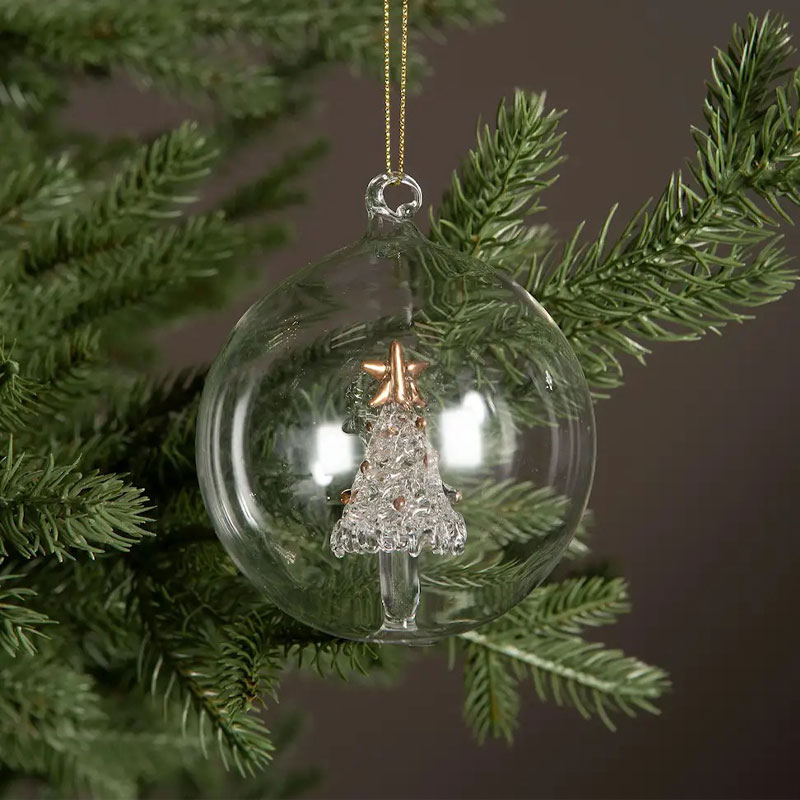 julekule i gjennomsiktig glass med juletre i midten fra alot