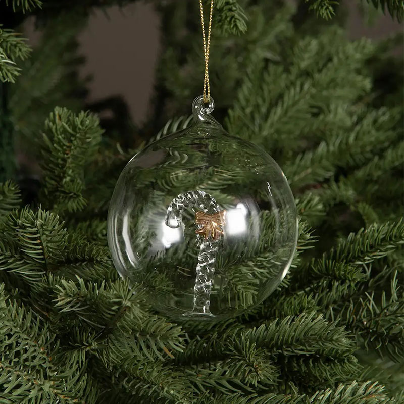 julekule i gjennomsiktig glass med sukkertøy i midten fra alot
