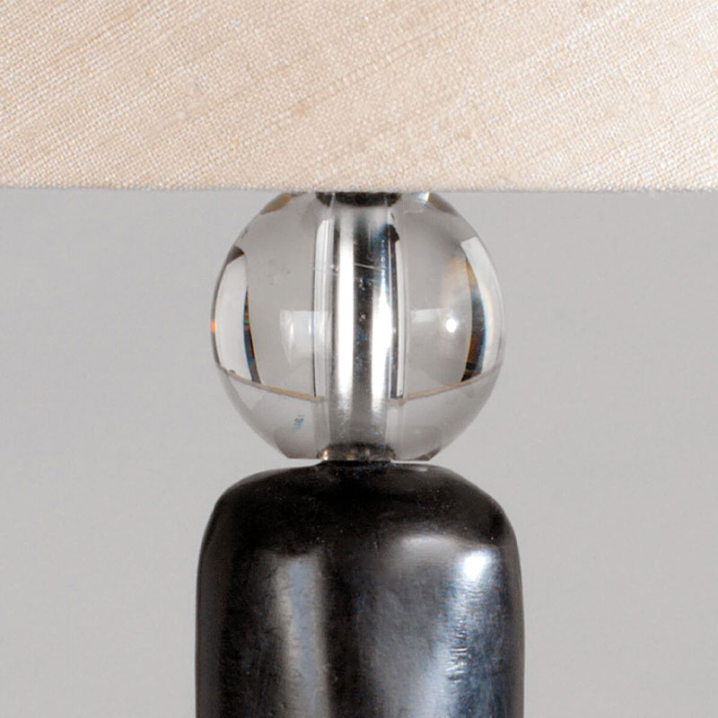 Mougins bordlampe med lus linskjerm fra vaughan designs