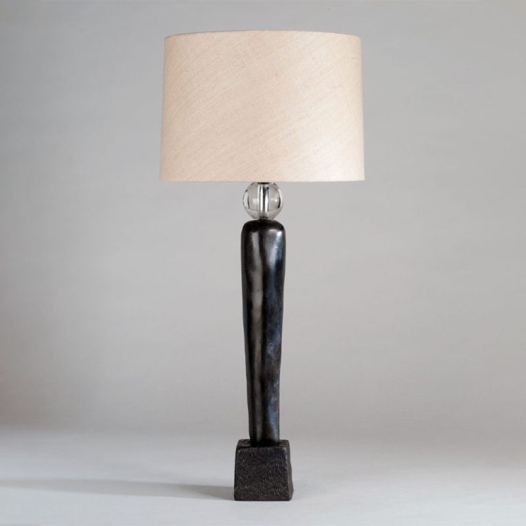 Mougins bordlampe med lus linskjerm fra vaughan designs