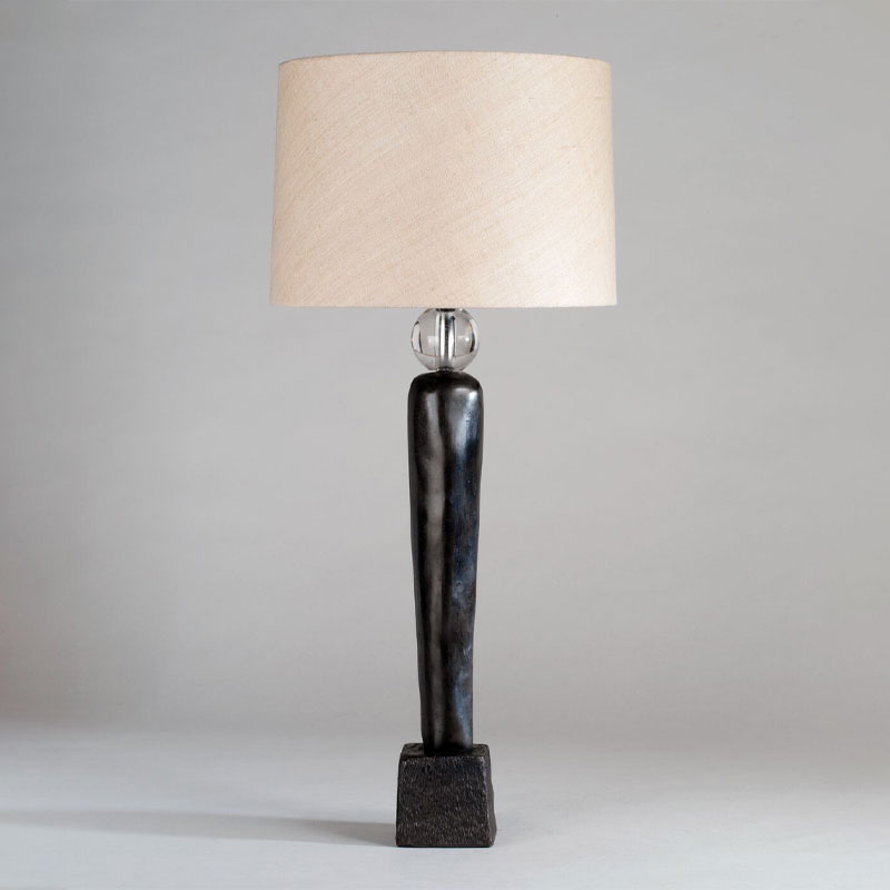 Mougins bordlampe med lus linskjerm fra vaughan designs