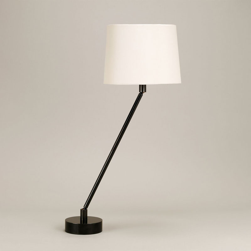 pisa bordlampe med lys linskjerm fra vaughan design