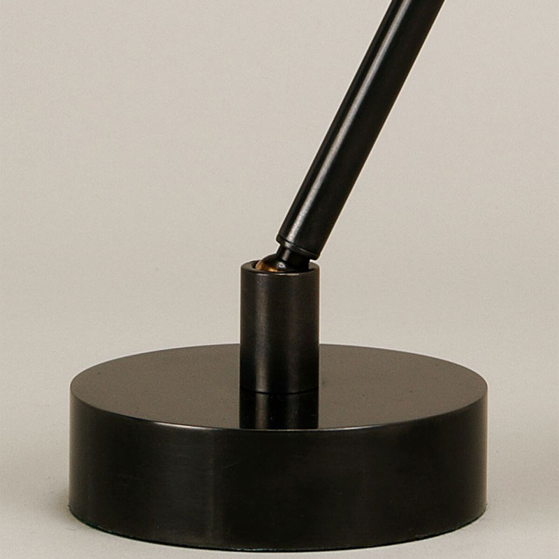 pisa bordlampe med lys linskjerm fra vaughan design