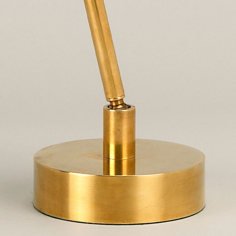 pisa bordlampe i messing med lys linskjerm fra vaughan design