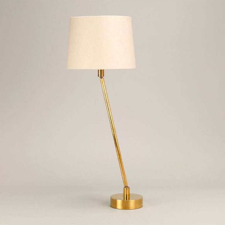 pisa bordlampe i messing med lys linskjerm fra vaughan design