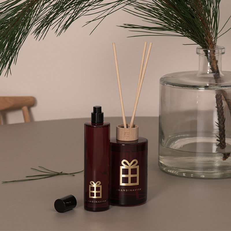 duftpinner og romspray i lukten av jul fra skandinavisk