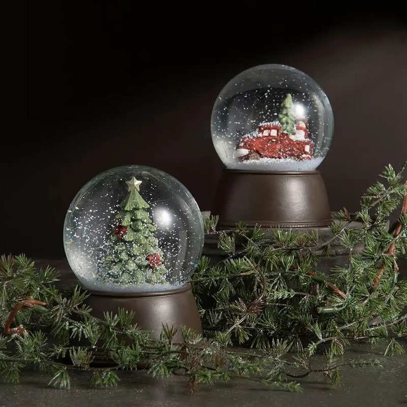 snøkule med juletre i midten fra alot