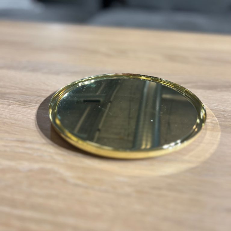 rundt gullfarget brett fra Jette Frölich