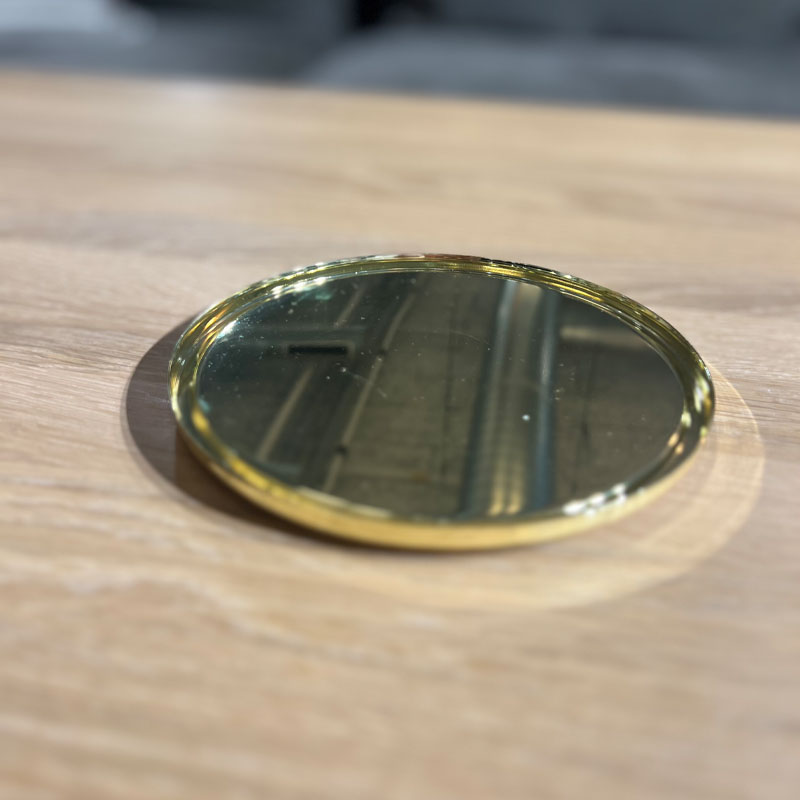 rundt gullfarget brett fra Jette Frölich