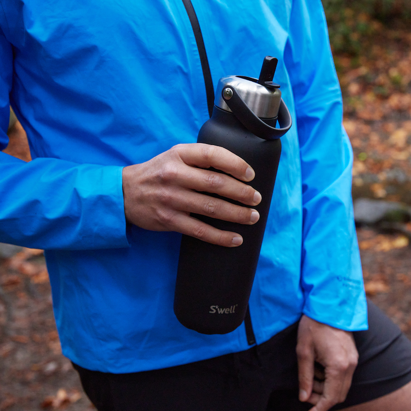 S’well Explorer drikkeflaske med sugerør 700ml. i farge Onyx