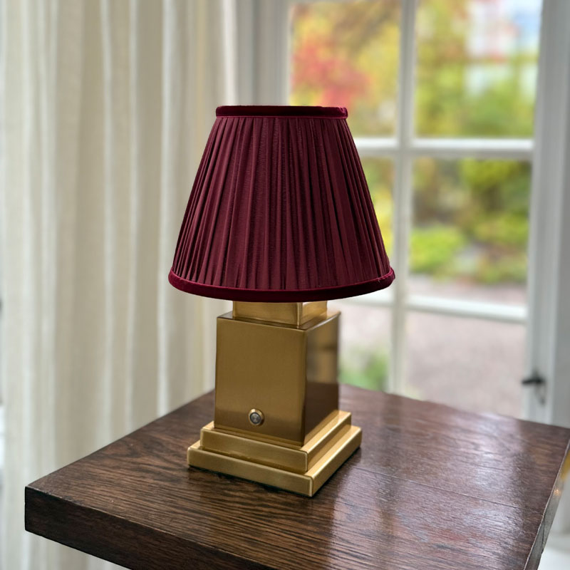 Athena lampefot i messing med burgunder lampeskjerm fra Von Norten