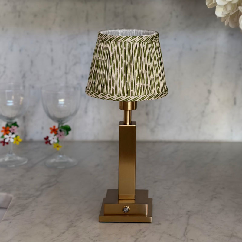 Athena slim messing lampefot med ikat green lampeskjerm fra Von Norten