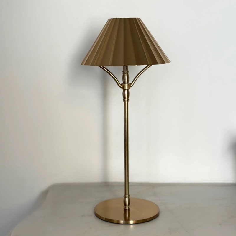 ophelia messing er en oppladbar bordlampe fra Von Norten