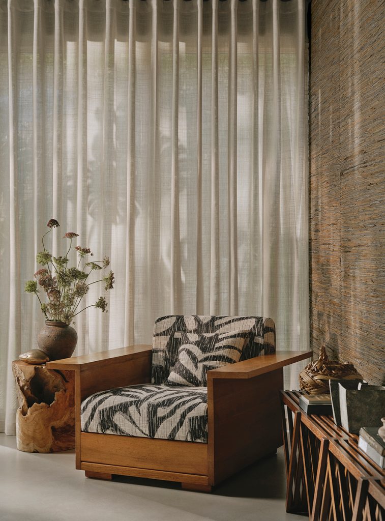 Larsen-Tekstil lenestol-Sinta, ebony L9532-03 Gardin-Komba, clay L9549-02 Tapet- Adan, slate L021W-01