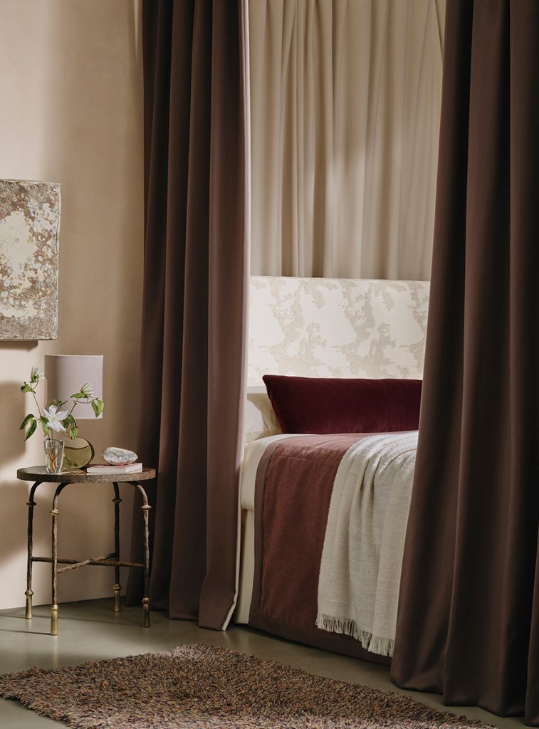 Larsen-tekstil-Gardin- Harvard, lilac L9310-42, Harvard pearl L9310-27 Sengegavl- Abel, bone L9539-01-et hjem