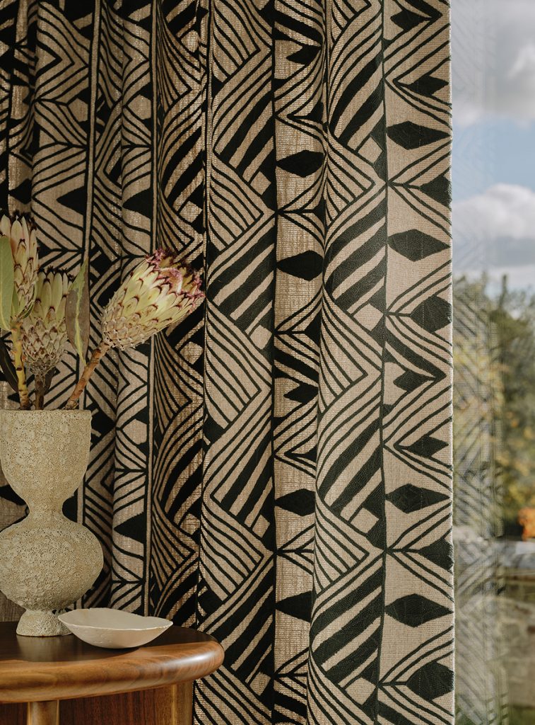 Larsen-tekstil-Gardin- Joko, ebony L9557-02