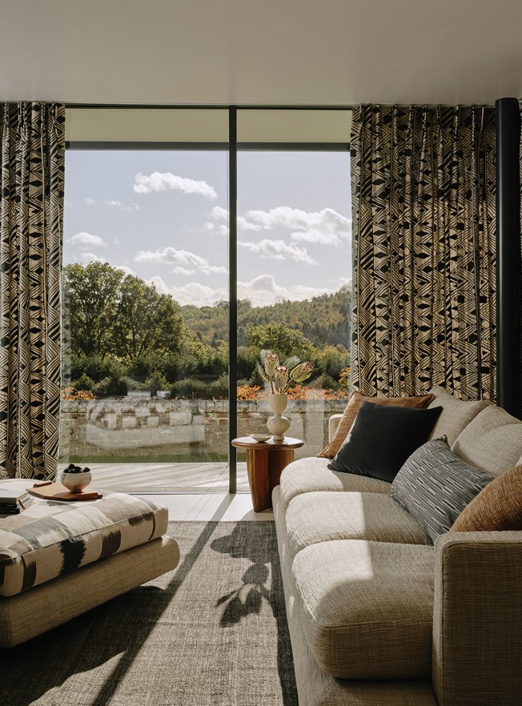 Larsen-tekstil-Gardin- Joko, ebony L9557-02 Sofa- Fabio, clay L9552-03 Puff- Sebu, charcoal L9538-03 Fabrio, clay L9552-03 Puter- Fabio, tobacco L9552-01, Pablo, gunmetal L9526-10, Massi, charcoal L9546-06