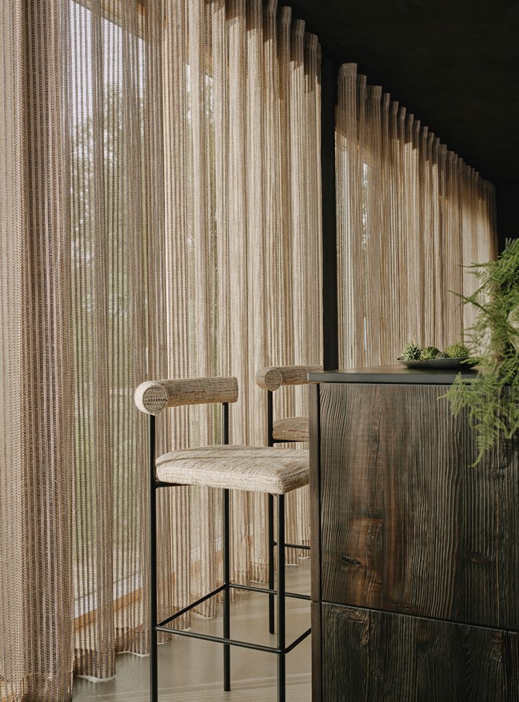 Larsen-tekstil-Gardiner- Kusama, sand L9530-02 Barstoler- Tessa, sand L9540-02