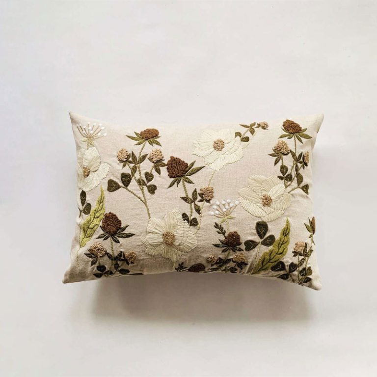 pute med blomsterbroderier fra trend design