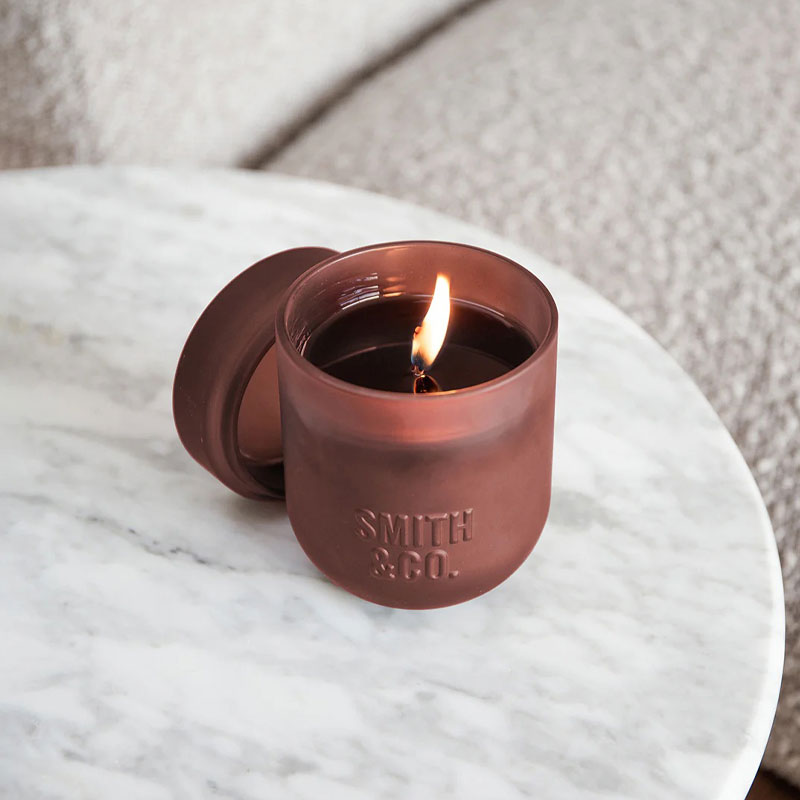 duftlys i brun beholder med duften black oud & saffran fra smit & Co.