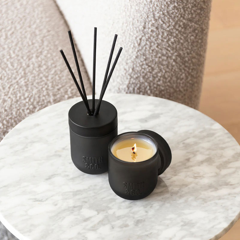 duftlys i sort beholder med duften tabac & cedar wood fra smit & Co.