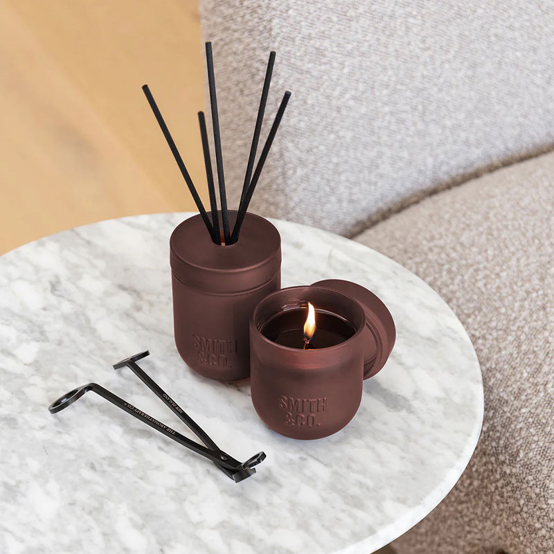 duftpinner i brun glassbeholder med duften black oud og saffron fra smith & co.