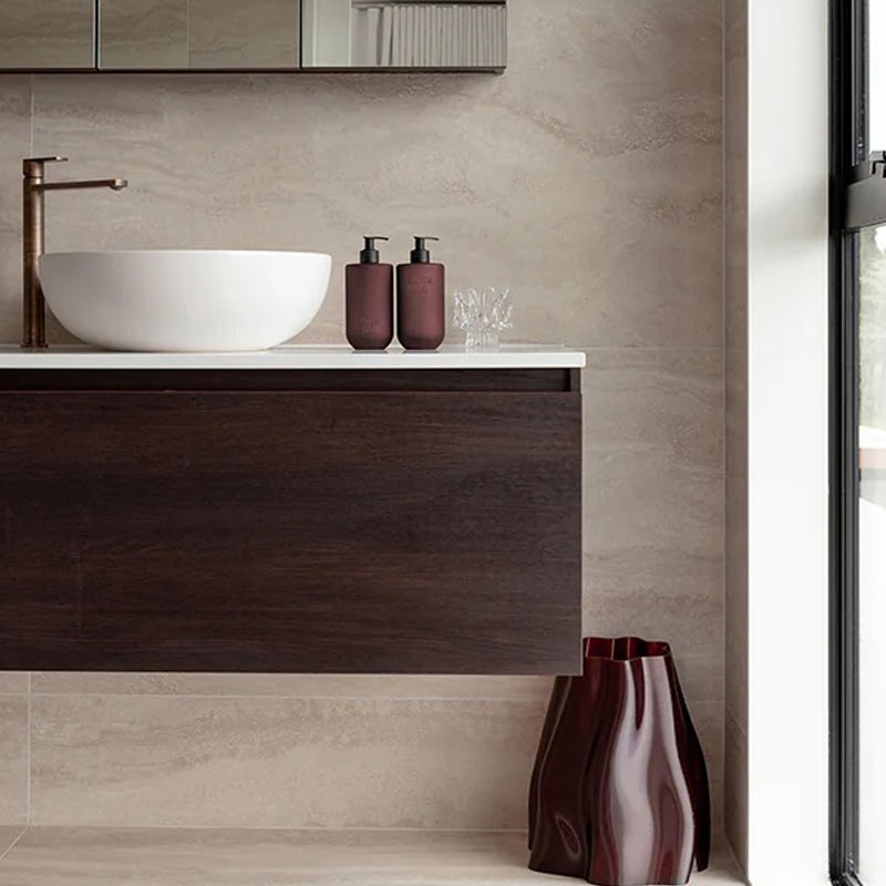 hånd- og kroppskrem i duften black oud og saffron fra smith & co.