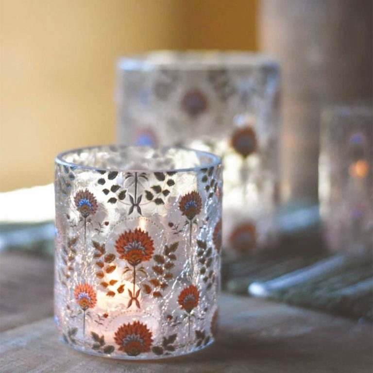 krakelert lysholder med grønne og rosa blomster fra trend design