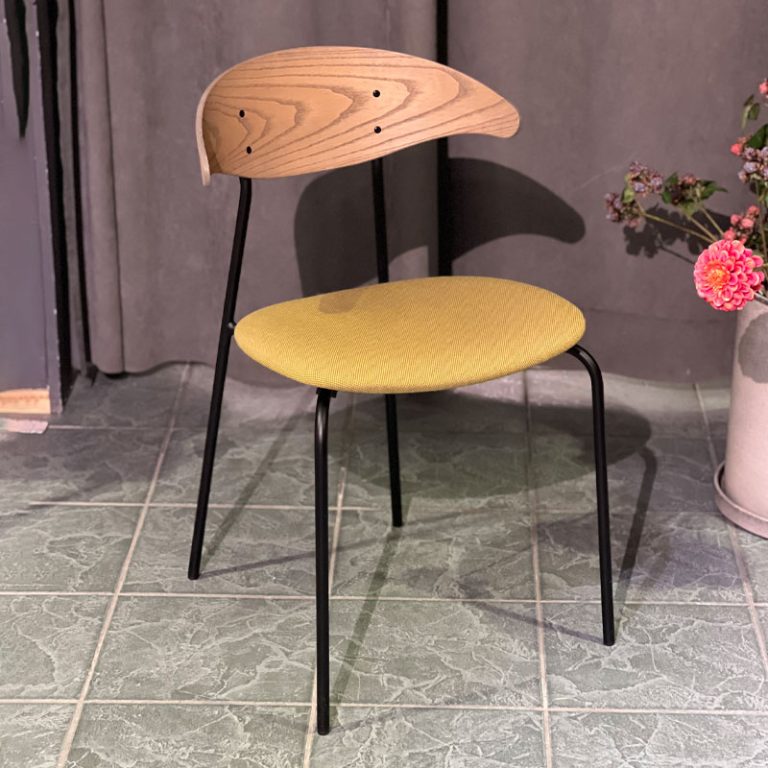 ram steel spisestol med heltre ask og surgult ulltekstil fra Kristensen selges fra utstillingen
