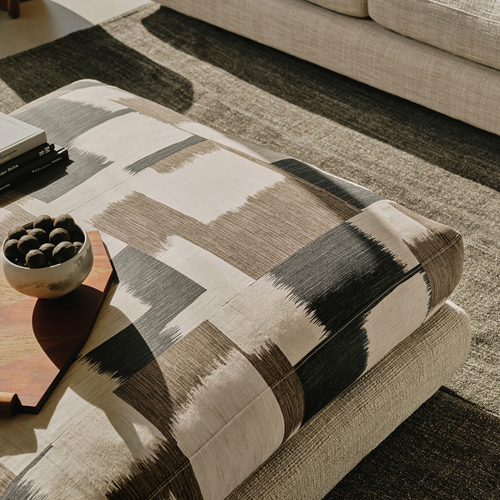 Larsen-tekstil-Sofa- Fabio, clay L9552-03 Puff- Sebu, charcoal L9538-03 Fabrio, clay L9552-03