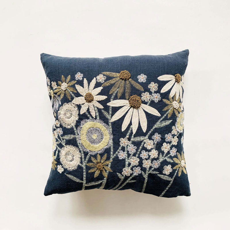 blå pute med blomsterbroderi fra trend design