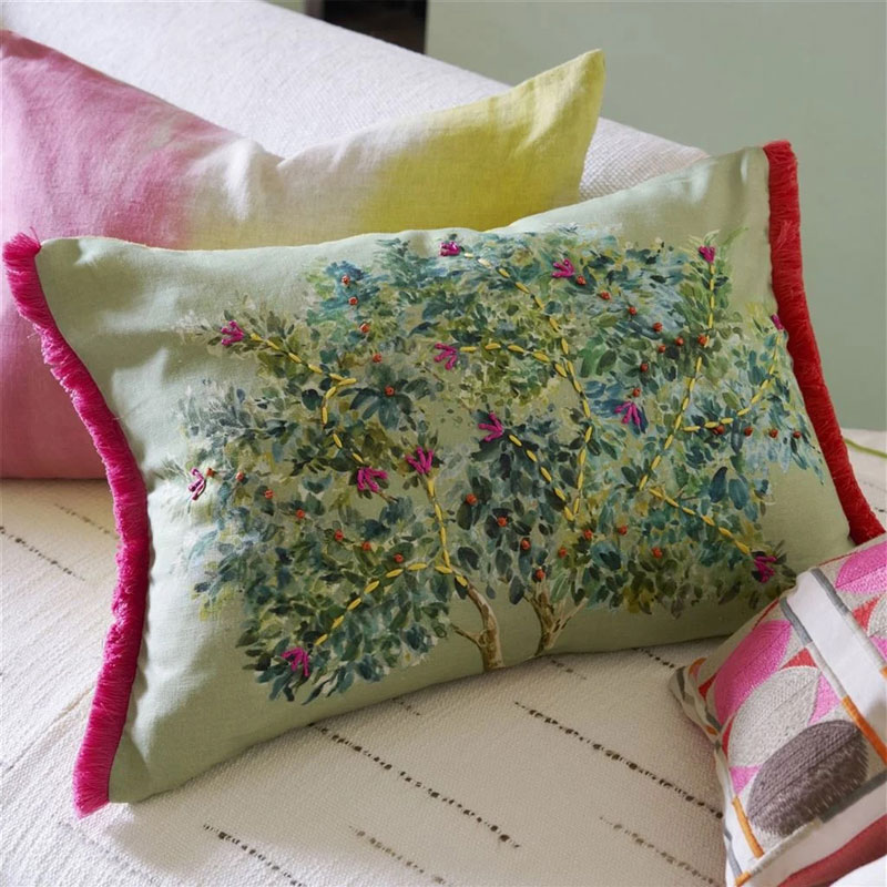 bosquet sausage forest pute I grønn med tremotiv fra designers guild