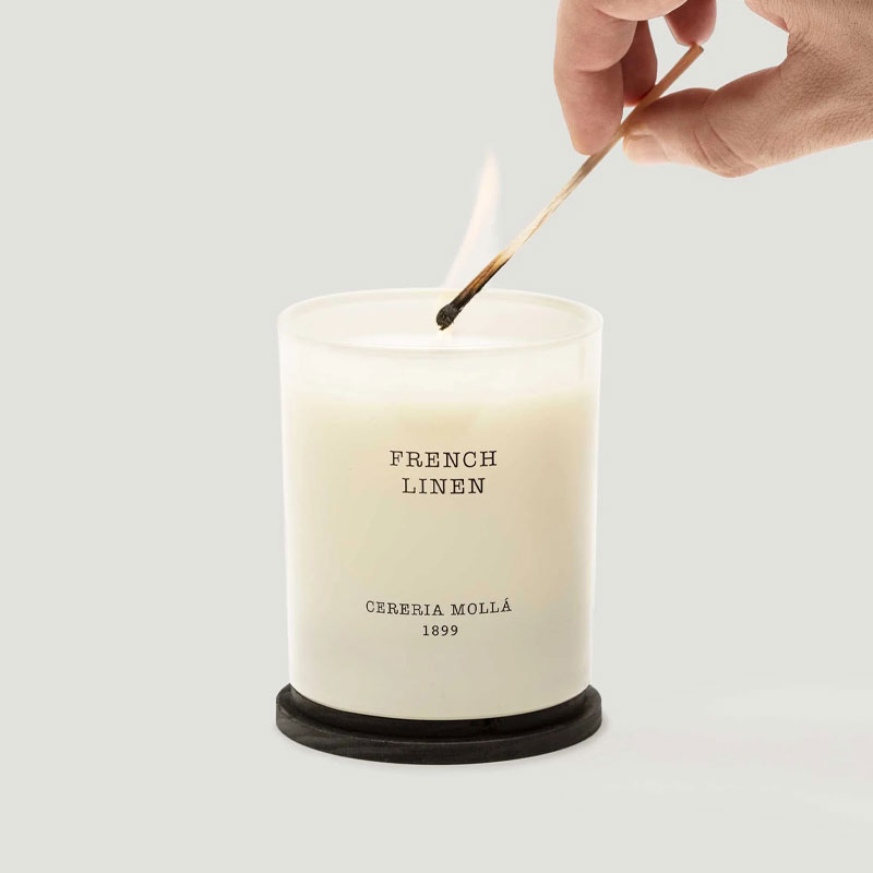 duftlys med kremhvit gassbeholder og svart lokk i duften French linen