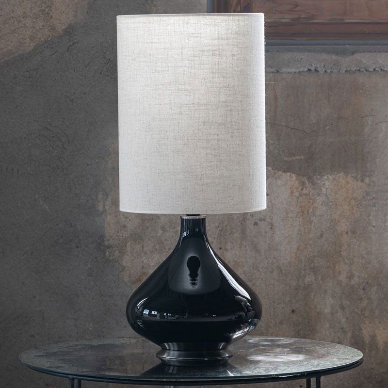 flavia negra bordlampe med Grace Nata lampeskjerm fra flavia