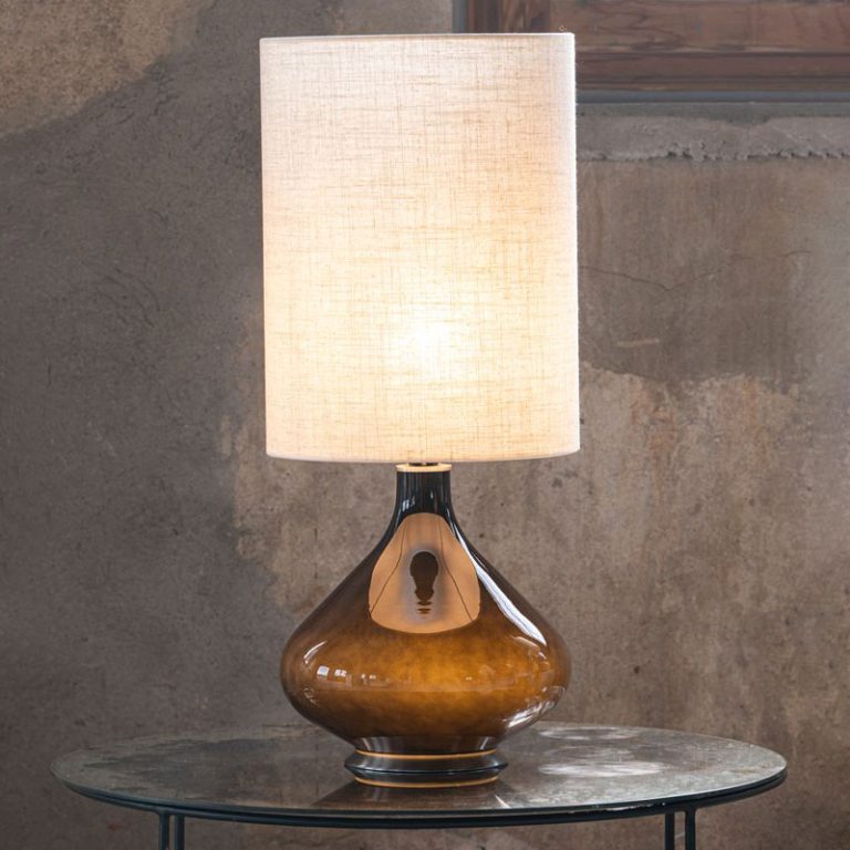 flavia negra bordlampe med Grace Nata lampeskjerm fra flavia