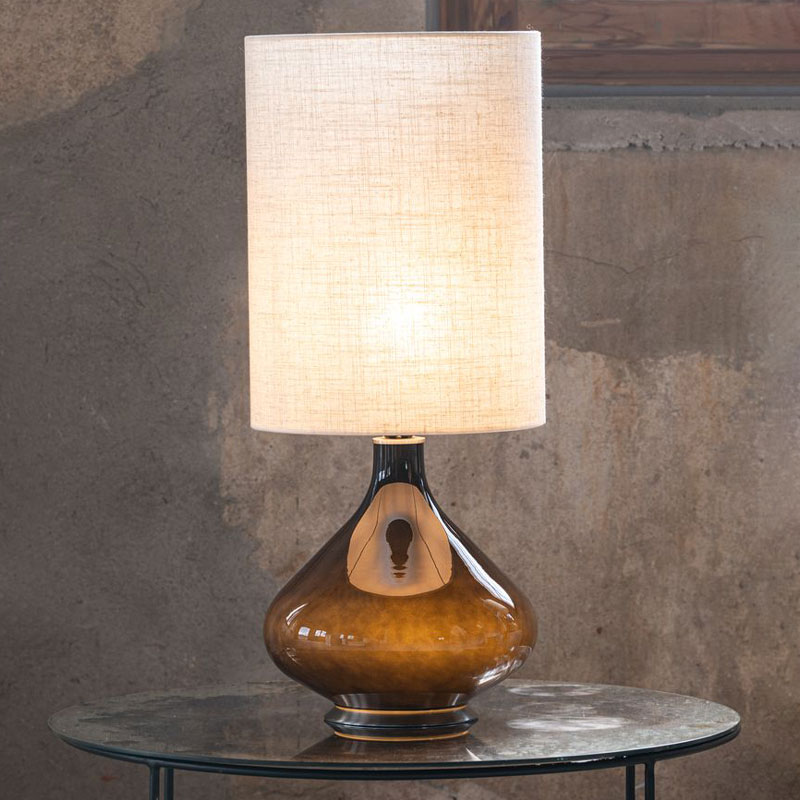 flavia negra bordlampe med Grace Nata lampeskjerm fra flavia