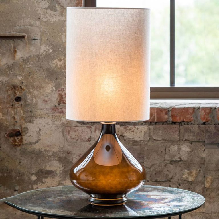 flavia negra bordlampe med Milano tostada lampeskjerm fra flavia