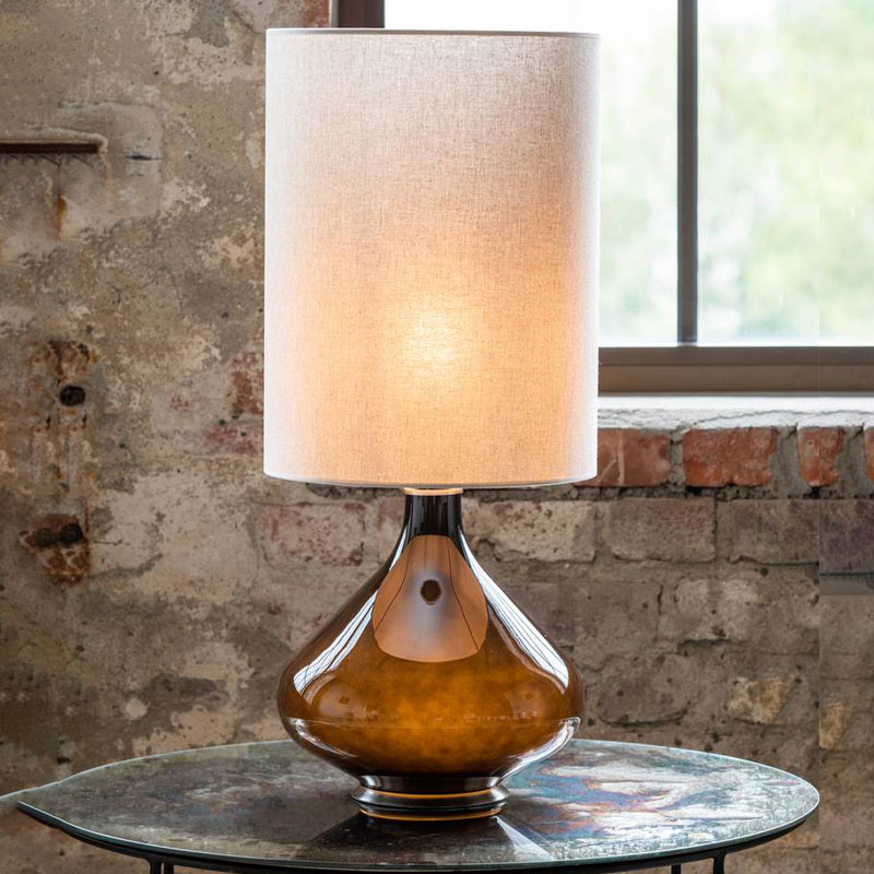 flavia negra bordlampe med Milano tostada lampeskjerm fra flavia