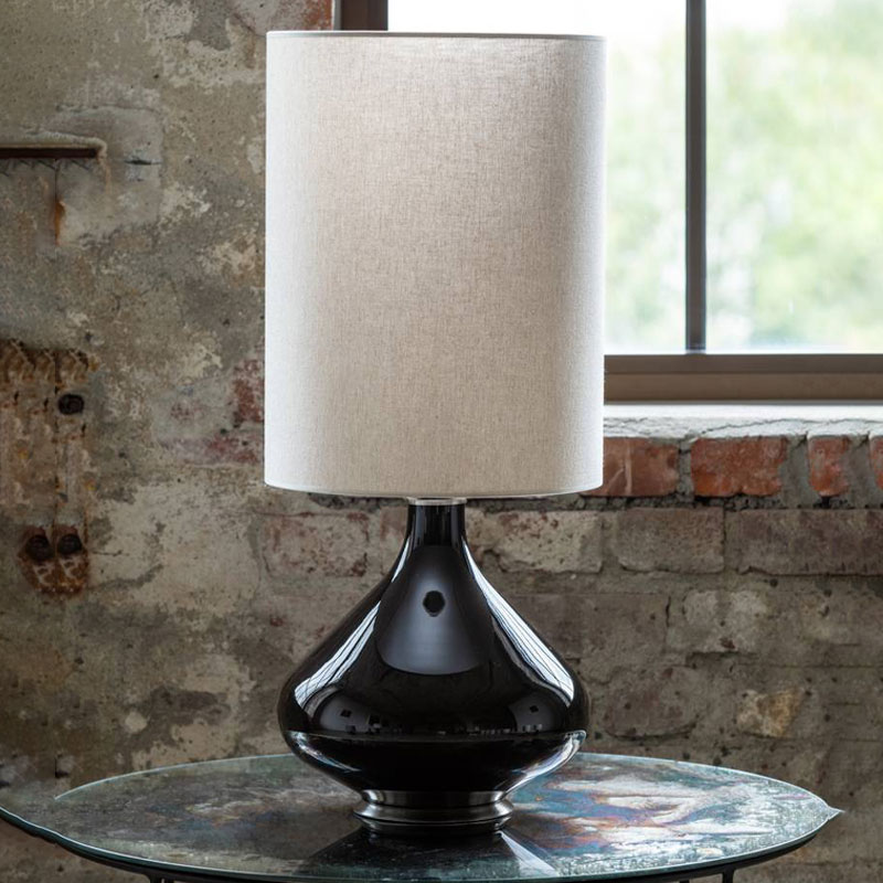 flavia negra bordlampe med Milano tostada lampeskjerm fra flavia