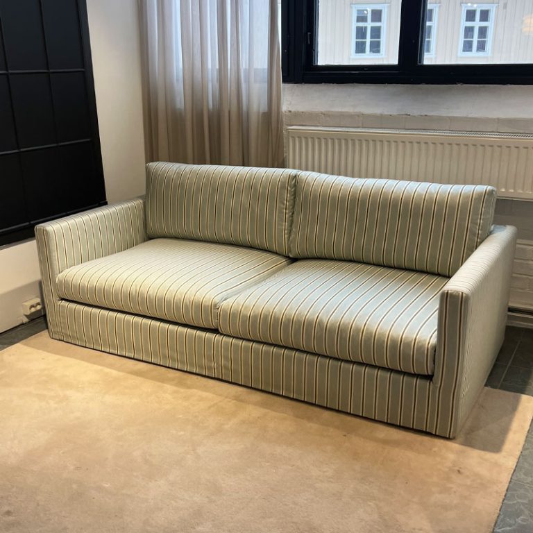 loose lily sofa fra forms i tekstilet tiva mineral