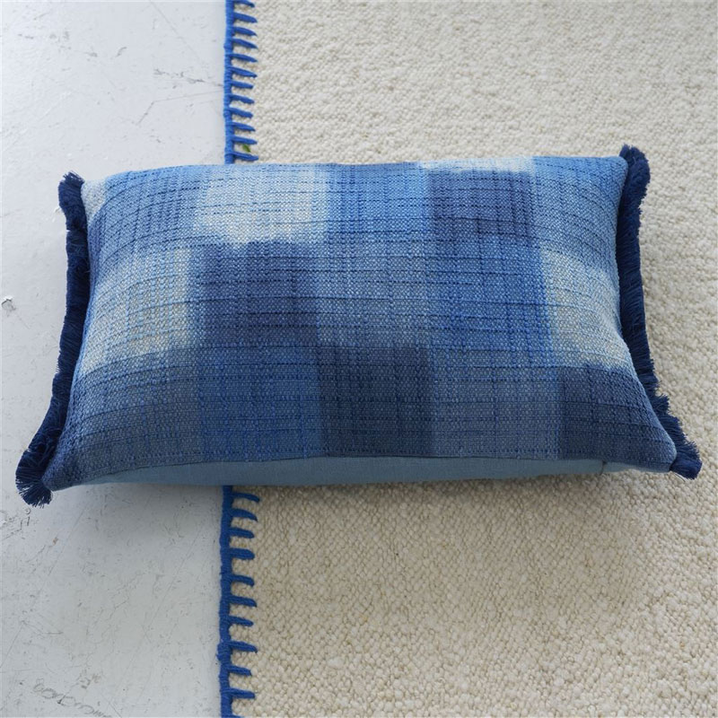 harley bay indigo pute i 60x45 cm fra designers guild