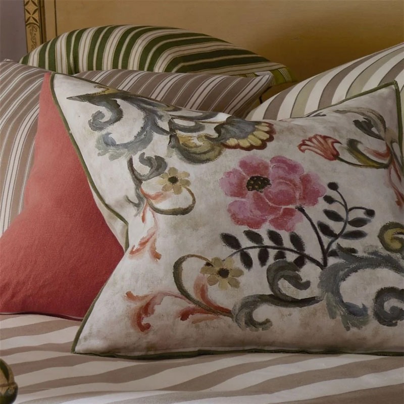 osier damasse travertine pute i 50x50 cm i dempede vårfarger fra designers guild