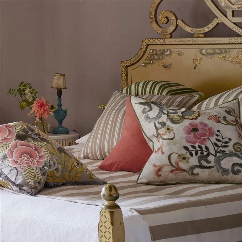 osier damasse travertine pute i 50x50 cm i dempede vårfarger fra designers guild