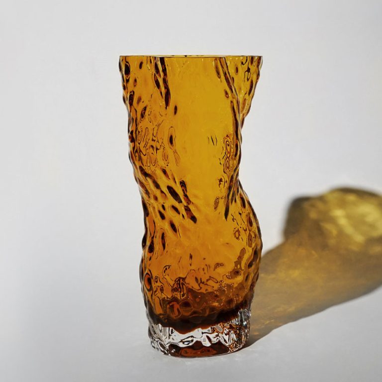 osters rock vase i fargen amber fra hein studio