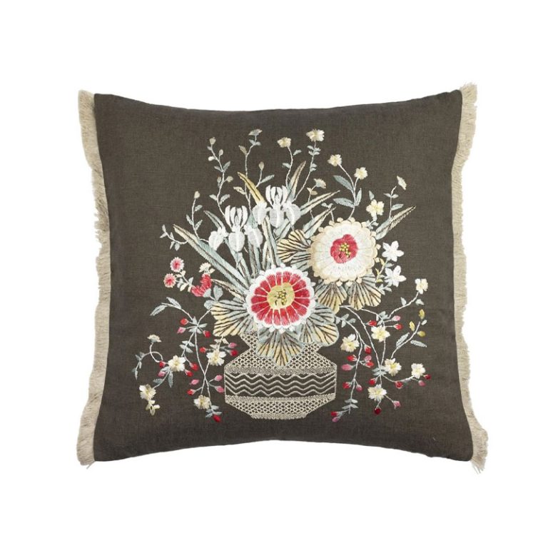 Palette Provencale bark pute med blomsterbroderi i jordtoner fra designers guild
