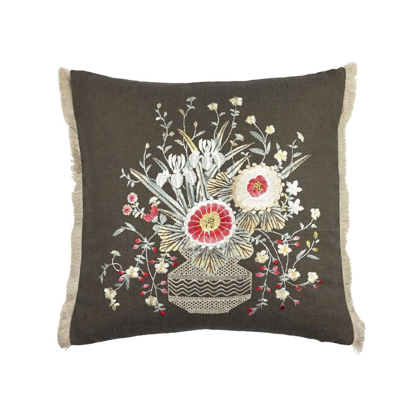 Palette Provencale bark pute med blomsterbroderi i jordtoner fra designers guild