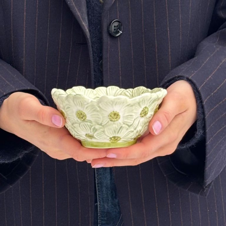 skål med blomster i hvitt og grønt fra edg