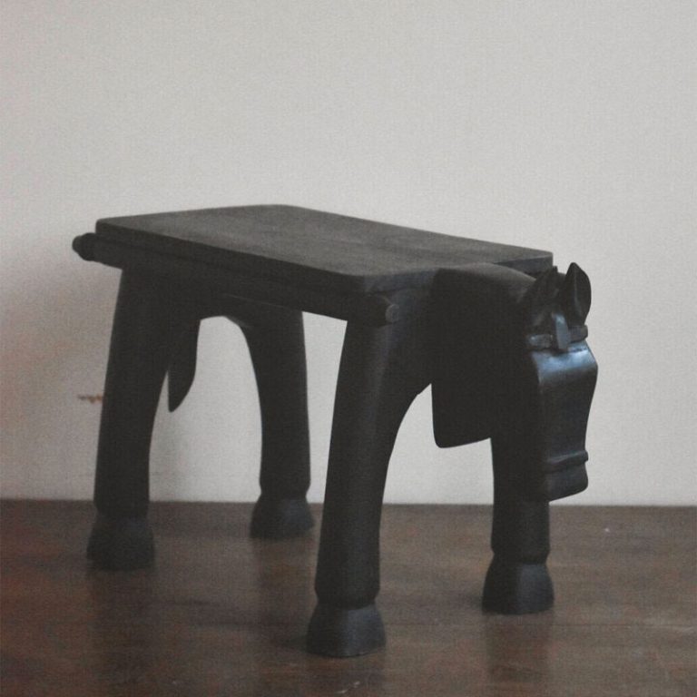 skammel med utskjæringer fra trend design