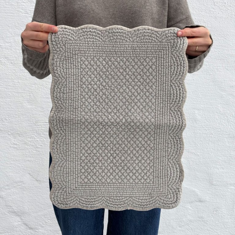 spisebrikker i velur i gråbeige farge fra Anouska